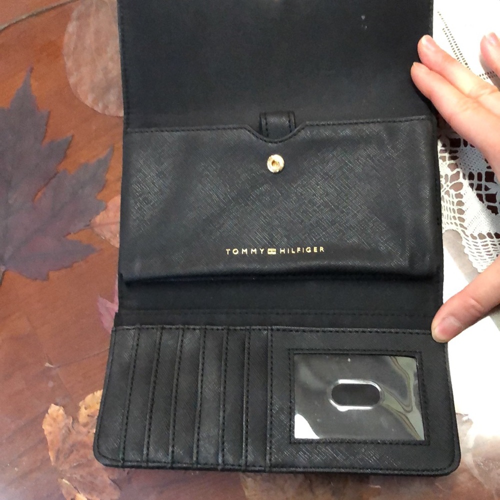 SOLD Tommy Hilfiger wallet - Picture 8 of 10
